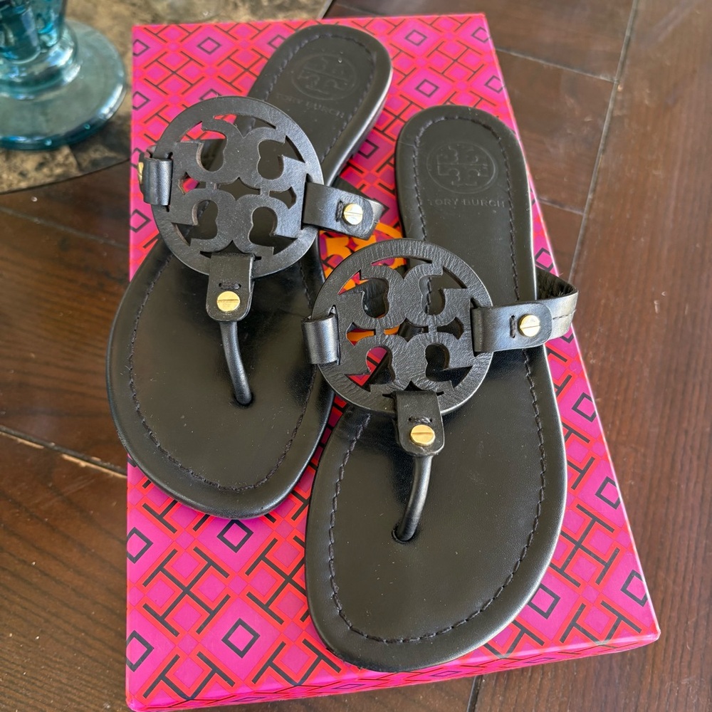 Tory Burch Miller Sandals Black Leather Logo Medallion Size 6 Like New with box